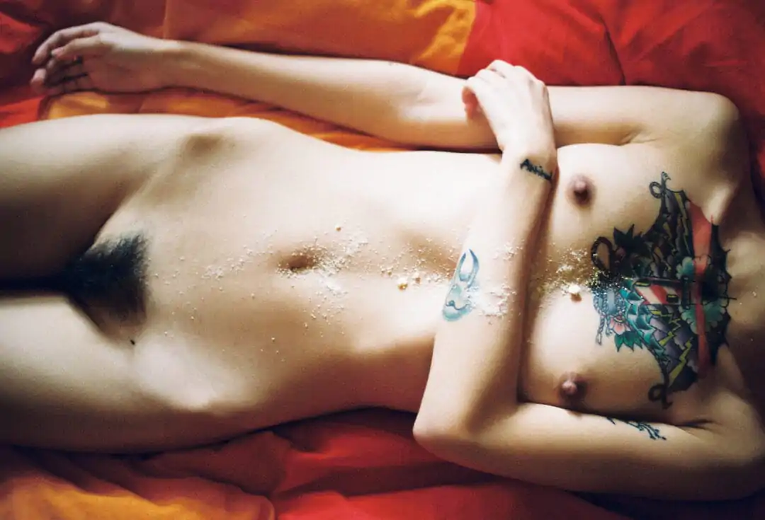 À Lire le blog de Fabien un article « Un genre de burlesque pornographique, par le photographe Ren Hang » il parle de Éditions Bessard