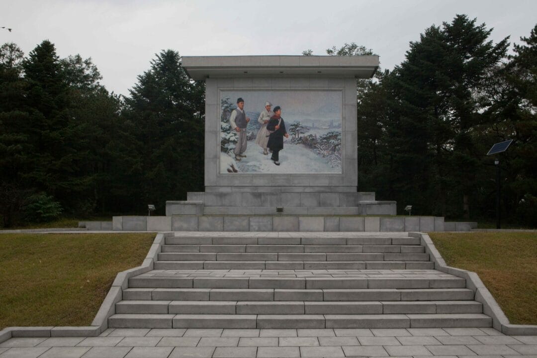 North Korea, « The Benevolent Sun », a book to come soon by Pierre Bessard, design by the Dutch artistic director SYB, Sybren Kuiper (Works 1990-2015) perhaps I’ll come again, just for close definitely this one in end of the year… Serie « The great Leader » a panorama in all the country (30 cities, Pyongyang Sariwon Wonsan Hamhung Nampo Sinuiju Sunchon Haeju Kimchaek Chongjin Anju Sunchon Kaesong Kiliju Musan Chosan Kanggye Hungnam Yonan Handae-ri Sinpo Unsan… Editions Bessard