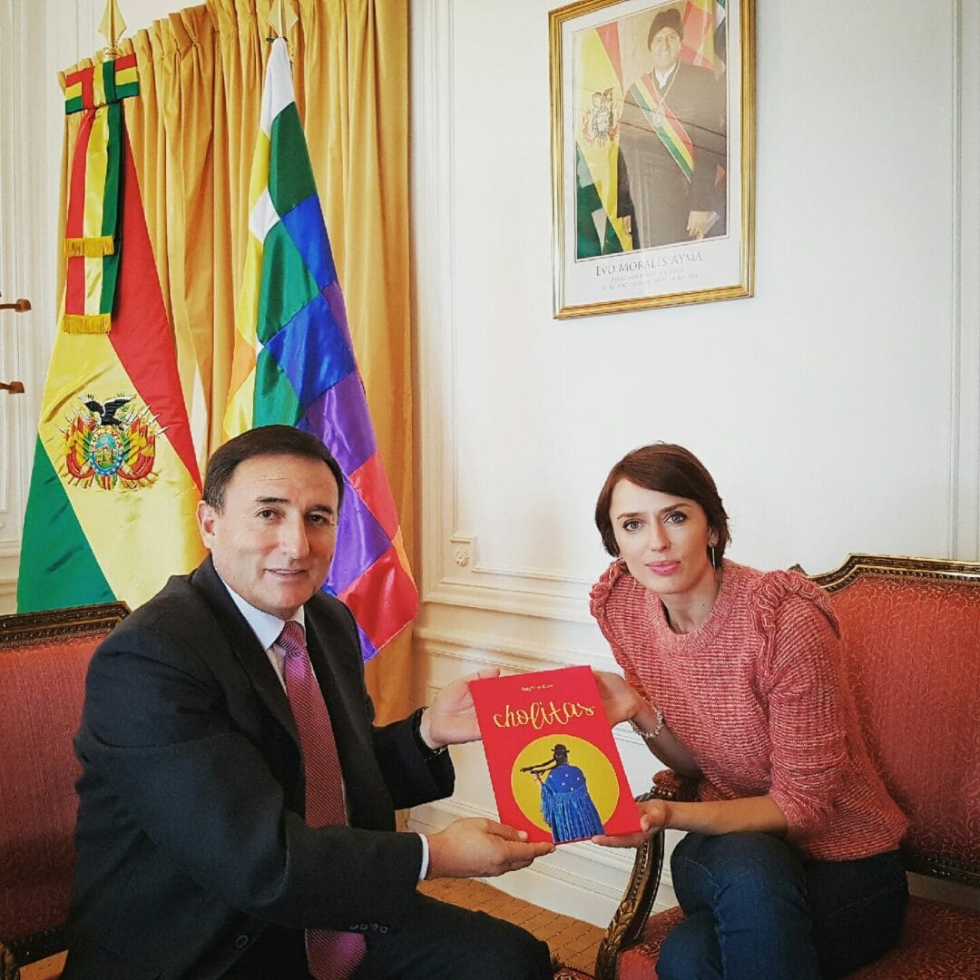 TOP CLASSE! Mr. Juan Gonzalo DURAN FLORES – Ambassador of Bolivia in France receives Delphine Blast, photographer and greets the release of his BeSpoke Collection N°7 photobook « Cholitas »